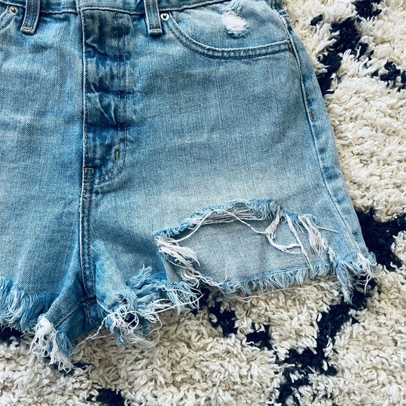 BDG Girlfriend Hi Rise White Wash Distressed Jean Shorts Size 28 - Picture 2 of 6